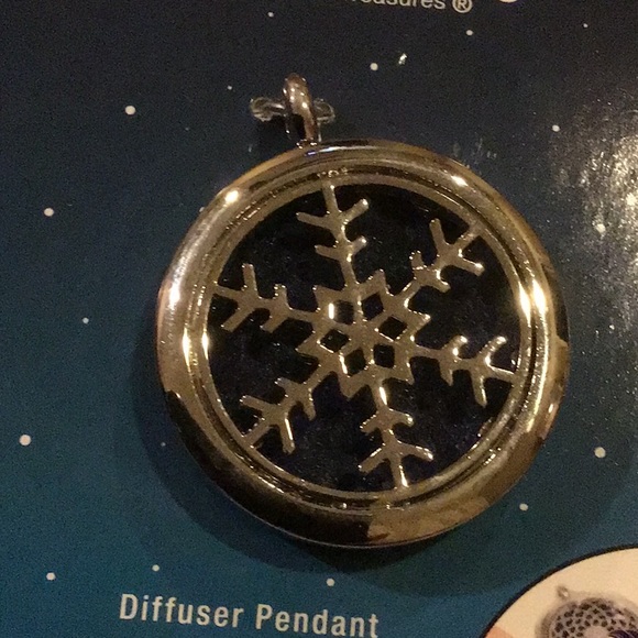 NWT Snowflake Diffuser Pendant for Essential Oils - Picture 2 of 3